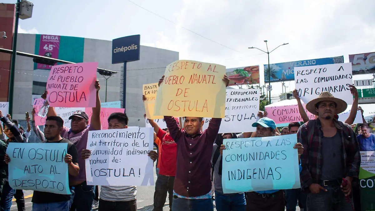 Comuneros de Ostula manifestandose